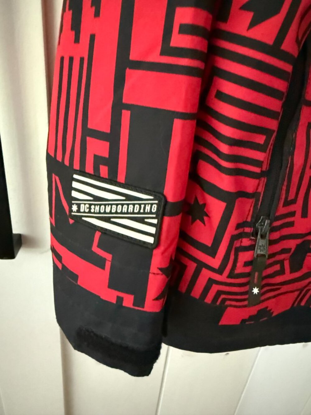 Men's Medium DC Red and Black Graphic Snowboard Jacket - Picture 7 of 8